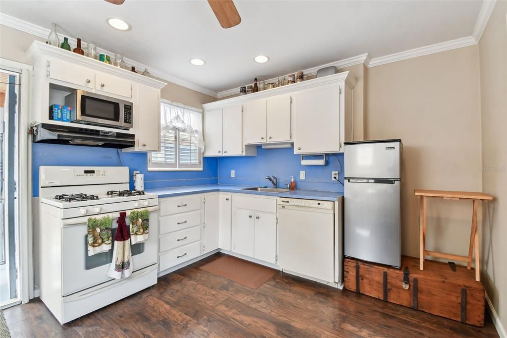 For Sale: $288,000 (2 beds, 1 baths, 692 Square Feet)