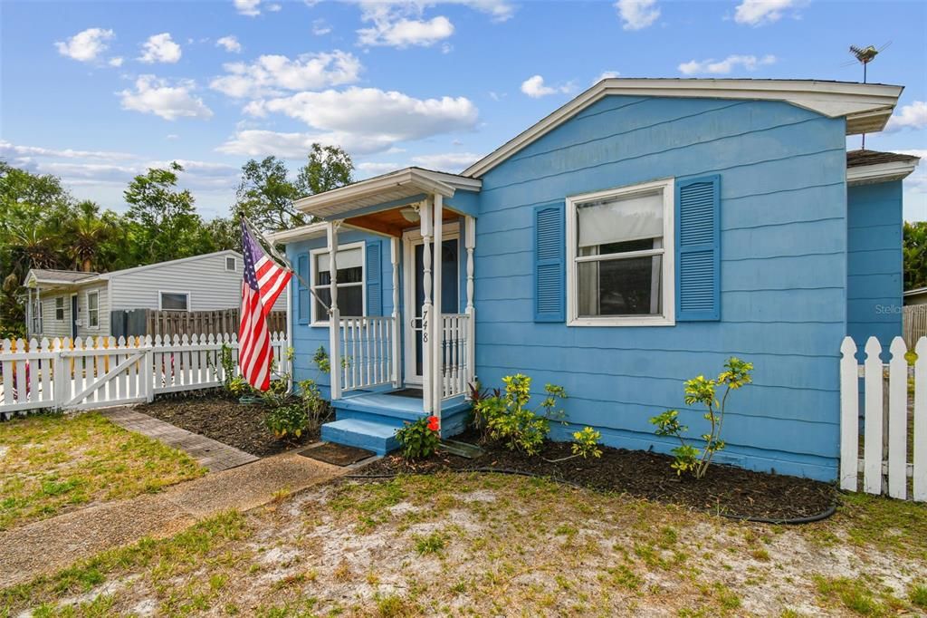 For Sale: $288,000 (2 beds, 1 baths, 692 Square Feet)