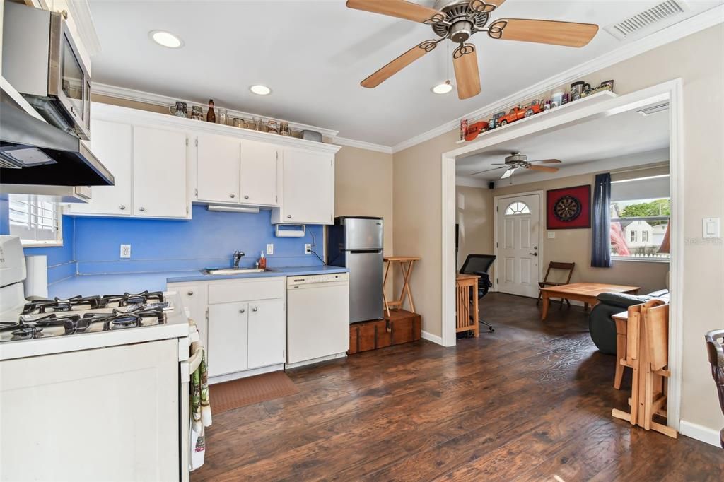 For Sale: $295,000 (2 beds, 1 baths, 692 Square Feet)