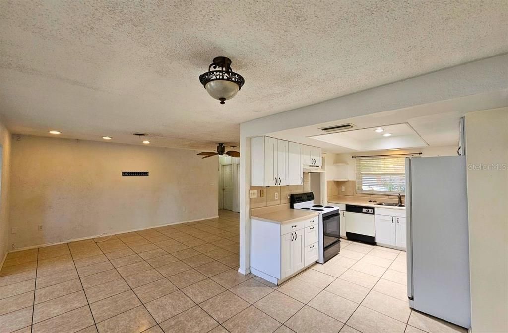 For Rent: $1,600 (3 beds, 2 baths, 1296 Square Feet)