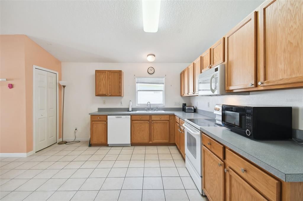 For Sale: $400,000 (4 beds, 2 baths, 1920 Square Feet)