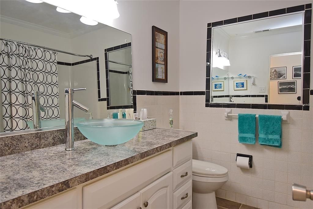 Guest Bathroom - 413 Tihami Rd, Venice, FL 34293