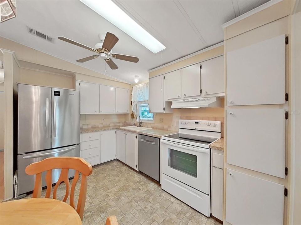 Active With Contract: $193,000 (2 beds, 2 baths, 1144 Square Feet)