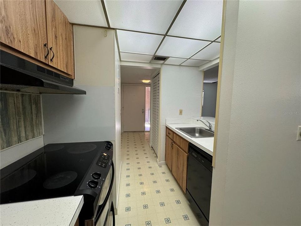For Sale: $175,000 (2 beds, 2 baths, 897 Square Feet)