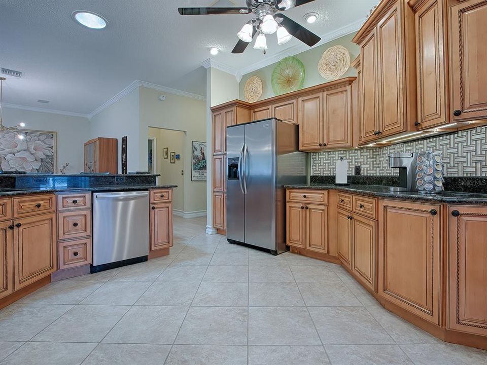 STAINLESS APPLIANCES, CEILING FAN, A SOLAR TUBE FOR NATURAL LIGHTING!