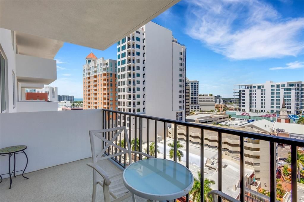 For Sale: $525,000 (1 beds, 2 baths, 985 Square Feet)