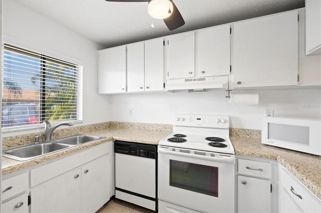 Active With Contract: $1,850 (2 beds, 2 baths, 874 Square Feet)