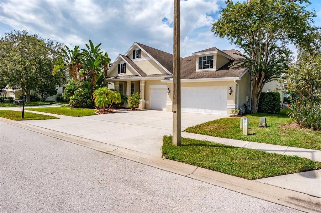 For Sale: $779,900 (4 beds, 2 baths, 2742 Square Feet)