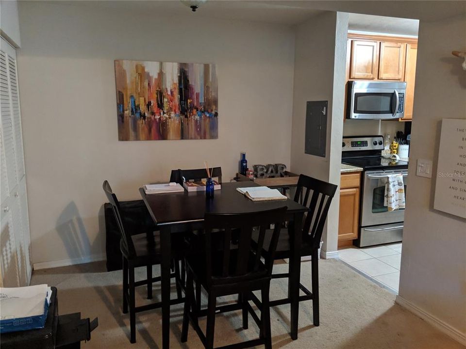 For Rent: $1,100 (1 beds, 1 baths, 635 Square Feet)