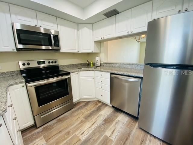 Active With Contract: $1,695 (1 beds, 1 baths, 810 Square Feet)