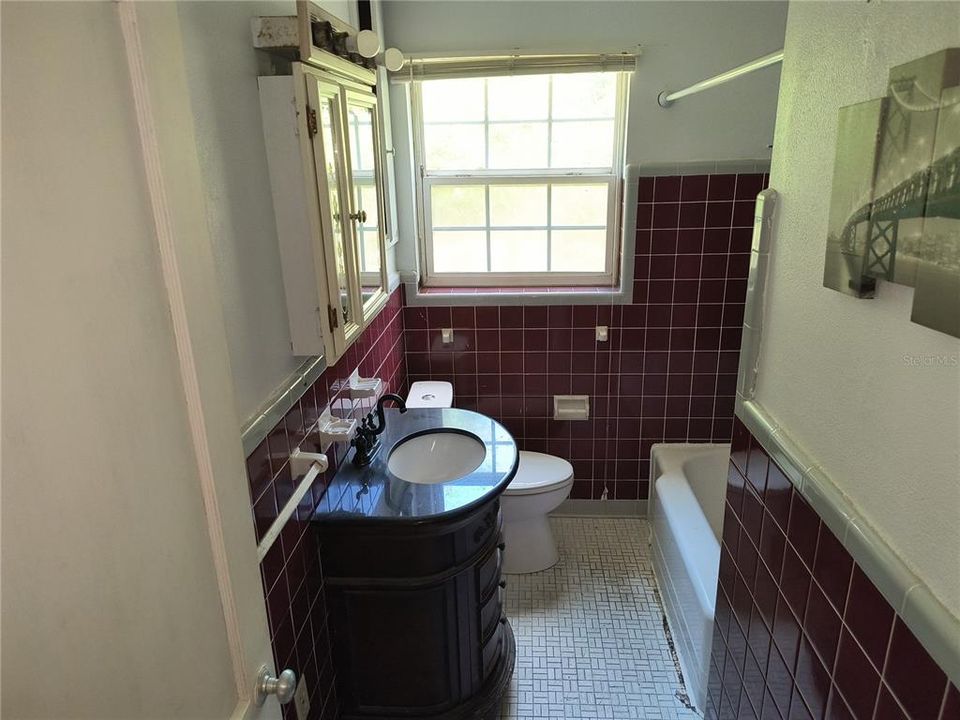 For Sale: $158,000 (2 beds, 1 baths, 1121 Square Feet)