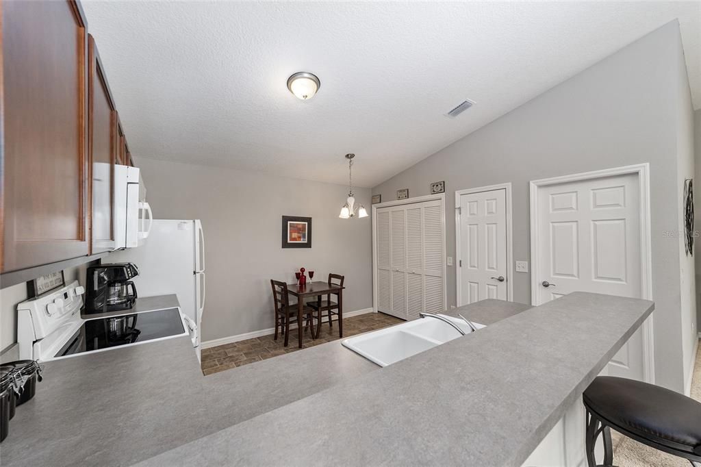For Sale: $318,000 (2 beds, 2 baths, 1156 Square Feet)