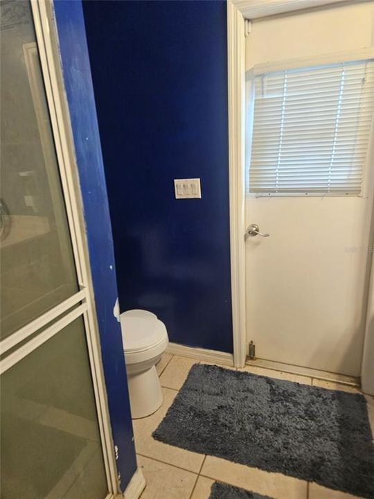 2nd Bathroom with door to Lanai