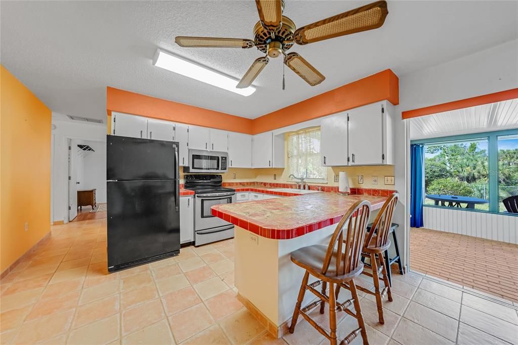 For Sale: $299,000 (2 beds, 1 baths, 1026 Square Feet)
