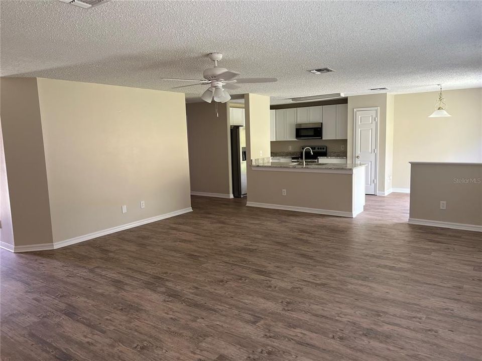 Active With Contract: $324,900 (3 beds, 2 baths, 1581 Square Feet)