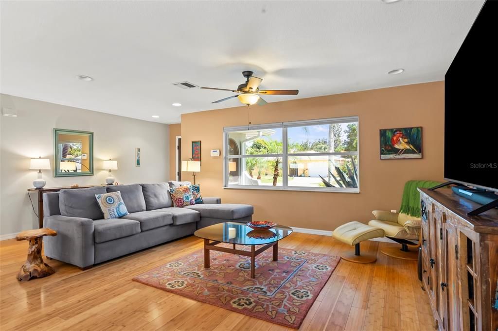 For Sale: $474,900 (2 beds, 2 baths, 1357 Square Feet)