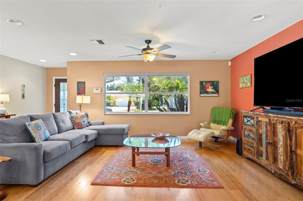 For Sale: $474,900 (2 beds, 2 baths, 1357 Square Feet)