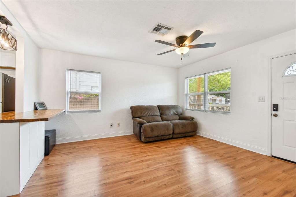 For Sale: $323,000 (2 beds, 1 baths, 844 Square Feet)