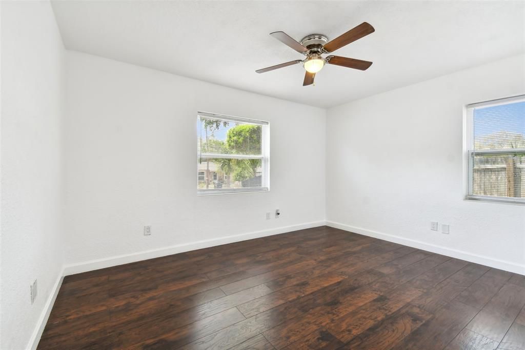 Active With Contract: $323,000 (2 beds, 1 baths, 844 Square Feet)
