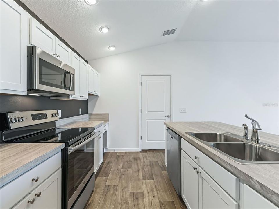 For Sale: $320,000 (2 beds, 2 baths, 1203 Square Feet)