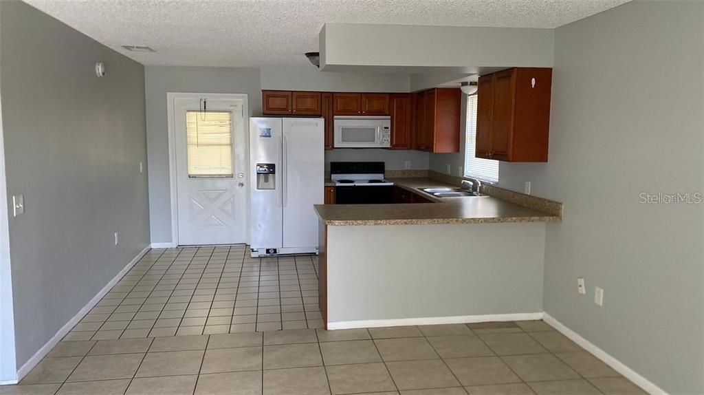 For Rent: $1,300 (2 beds, 1 baths, 822 Square Feet)