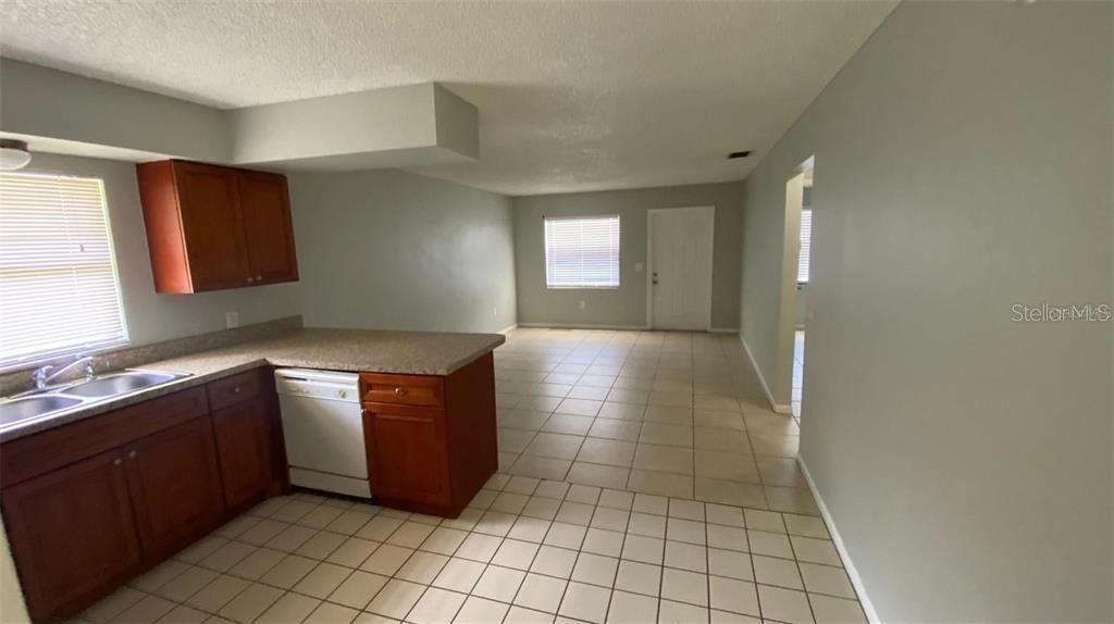 For Rent: $1,300 (2 beds, 1 baths, 822 Square Feet)
