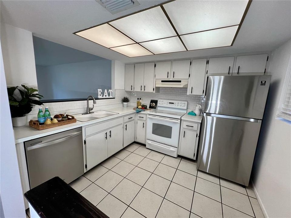 For Sale: $210,000 (2 beds, 2 baths, 977 Square Feet)