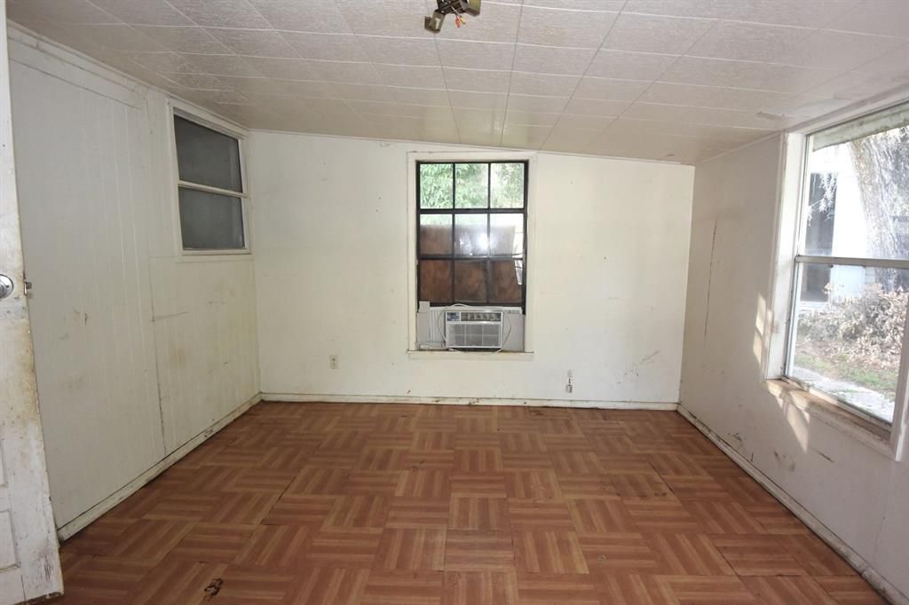 For Sale: $89,900 (2 beds, 1 baths, 1074 Square Feet)