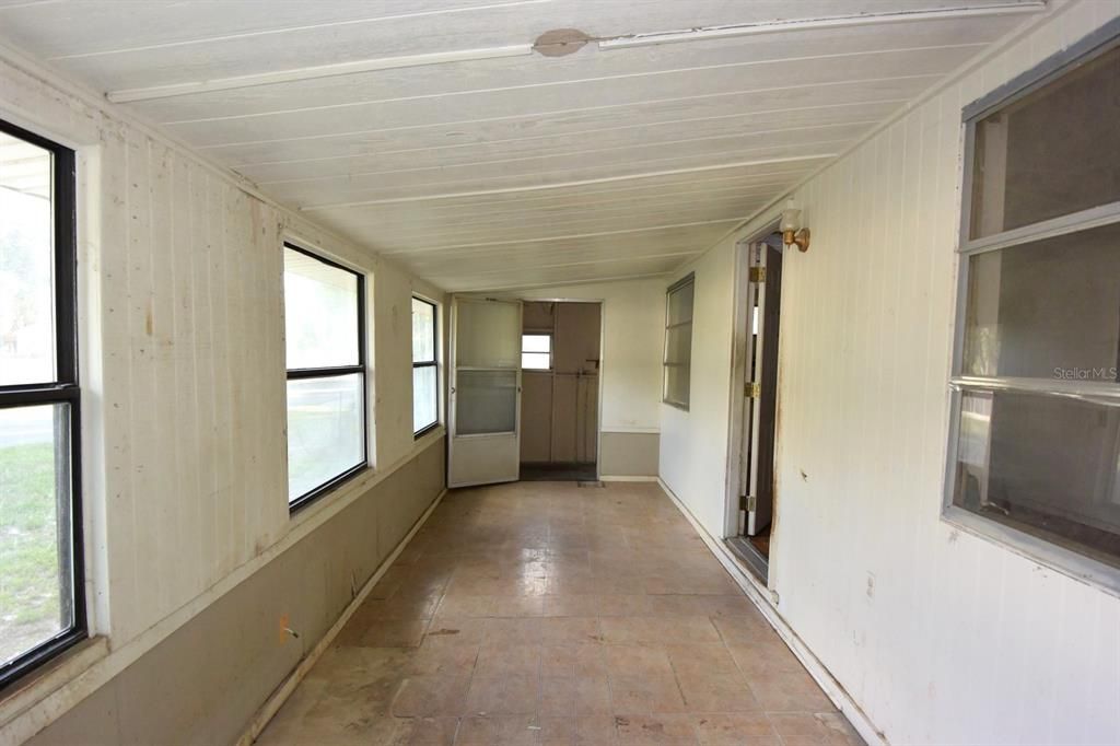 Active With Contract: $89,900 (2 beds, 1 baths, 1074 Square Feet)