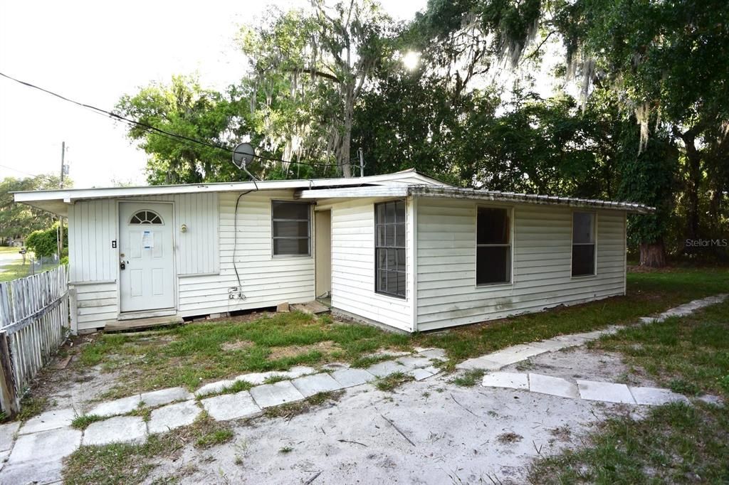 Active With Contract: $89,900 (2 beds, 1 baths, 1074 Square Feet)
