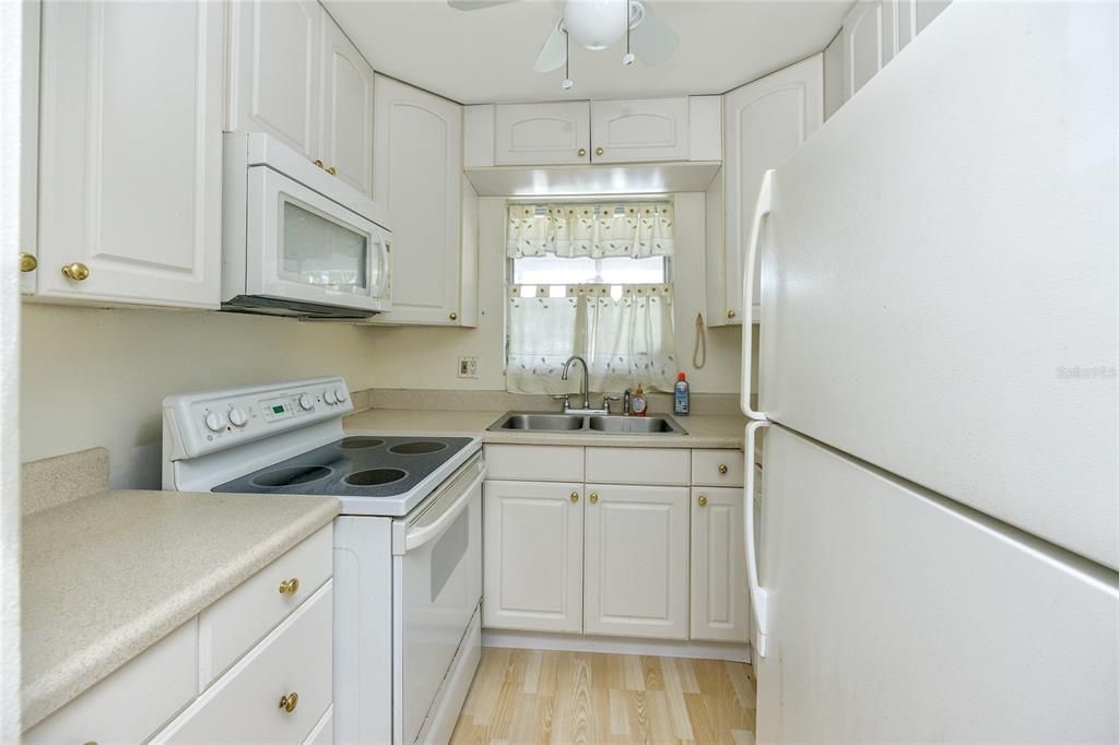For Sale: $225,000 (1 beds, 1 baths, 645 Square Feet)