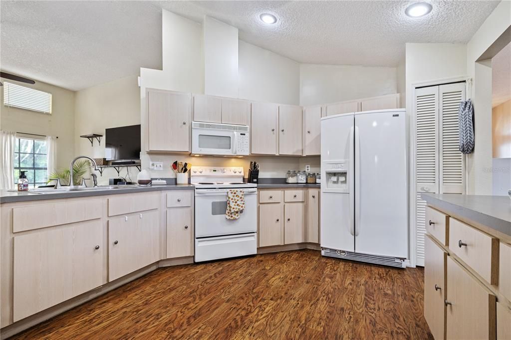 For Sale: $319,000 (2 beds, 2 baths, 1750 Square Feet)