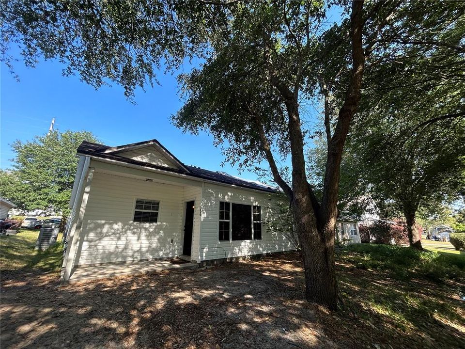Active With Contract: $249,900 (3 beds, 2 baths, 1008 Square Feet)