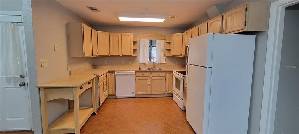 For Rent: $1,900 (3 beds, 2 baths, 1724 Square Feet)