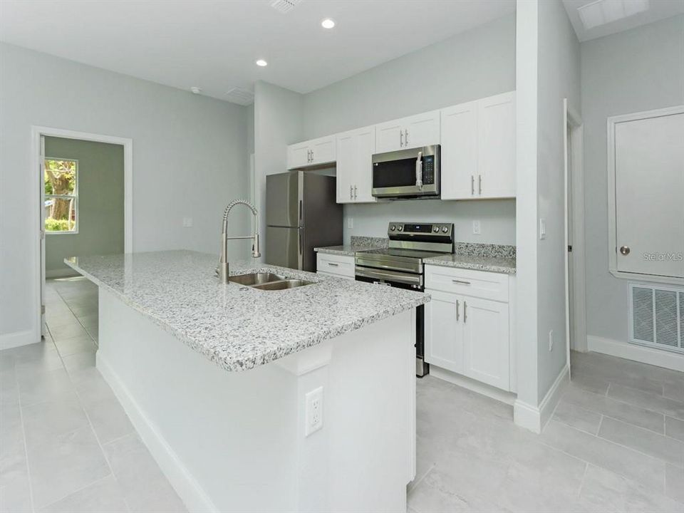 For Sale: $384,900 (3 beds, 2 baths, 1371 Square Feet)