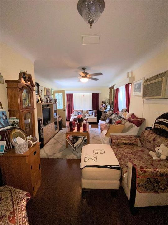 Recently Sold: $275,000 (2 beds, 1 baths, 961 Square Feet)