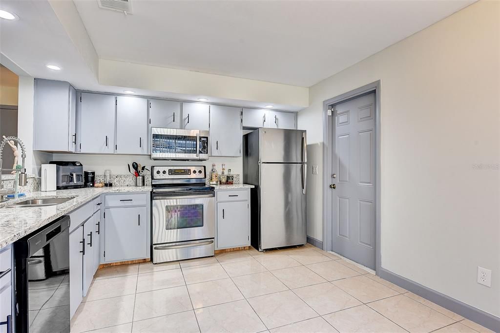Active With Contract: $200,000 (2 beds, 1 baths, 1061 Square Feet)