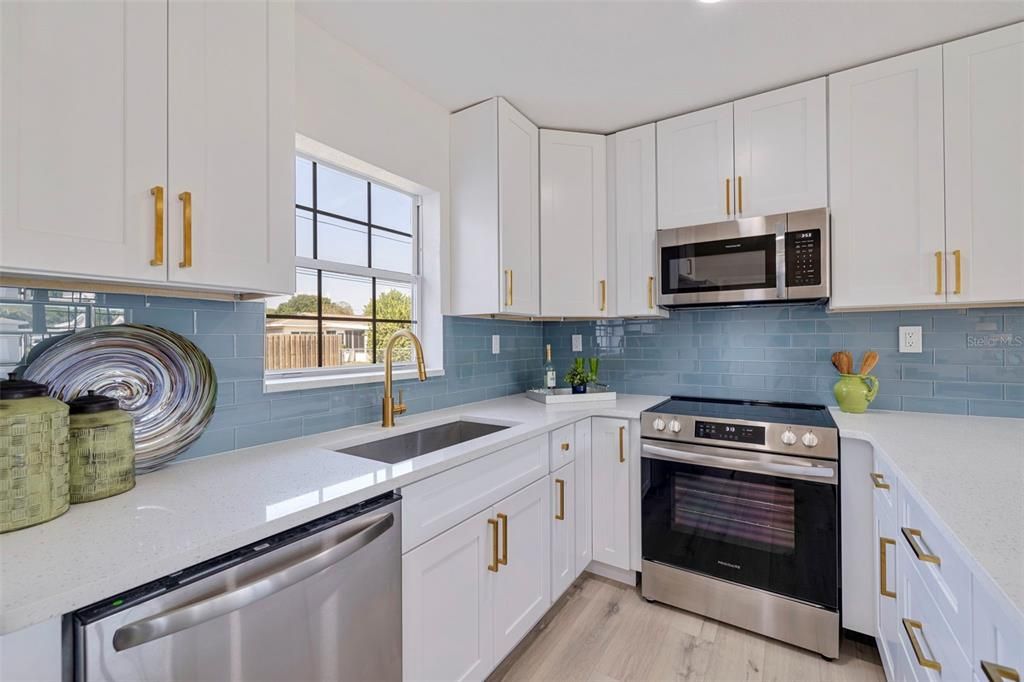 Active With Contract: $429,900 (2 beds, 2 baths, 1152 Square Feet)