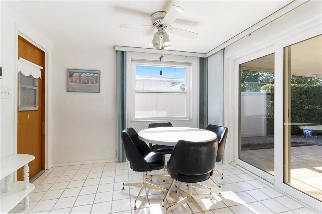 For Sale: $322,900 (2 beds, 2 baths, 1424 Square Feet)