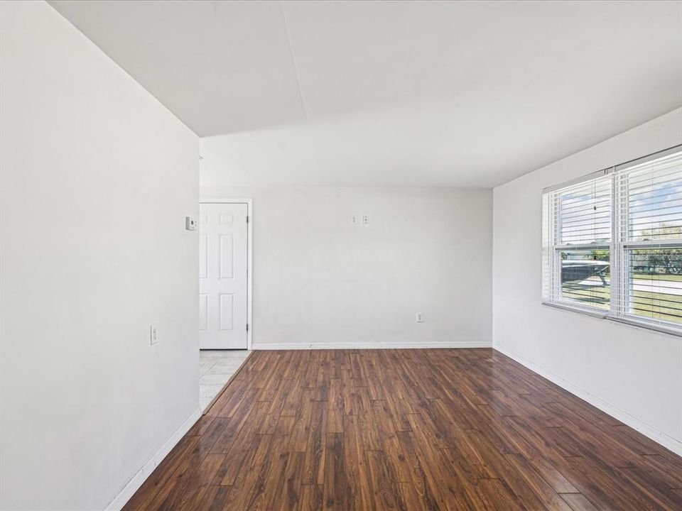 Active With Contract: $290,000 (2 beds, 1 baths, 768 Square Feet)