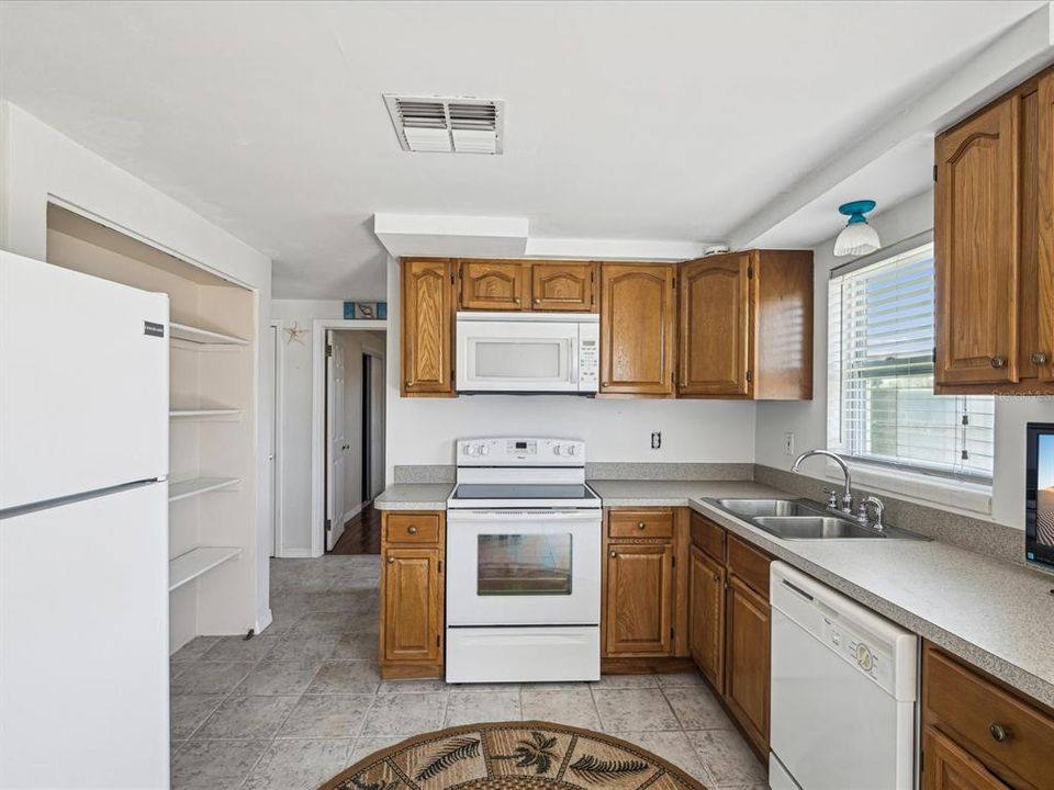 Active With Contract: $290,000 (2 beds, 1 baths, 768 Square Feet)