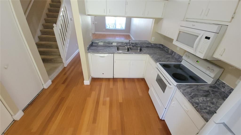 Recently Rented: $1,875 (2 beds, 1 baths, 1184 Square Feet)