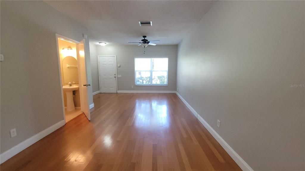 Active With Contract: $1,875 (2 beds, 1 baths, 1184 Square Feet)