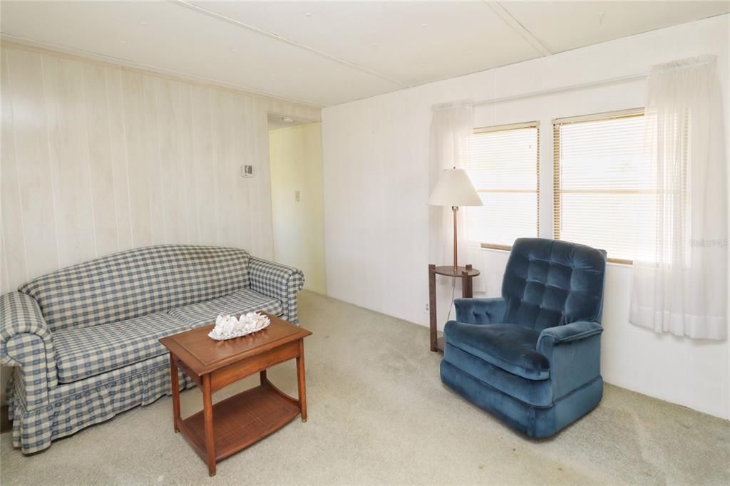 Active With Contract: $91,000 (2 beds, 1 baths, 720 Square Feet)