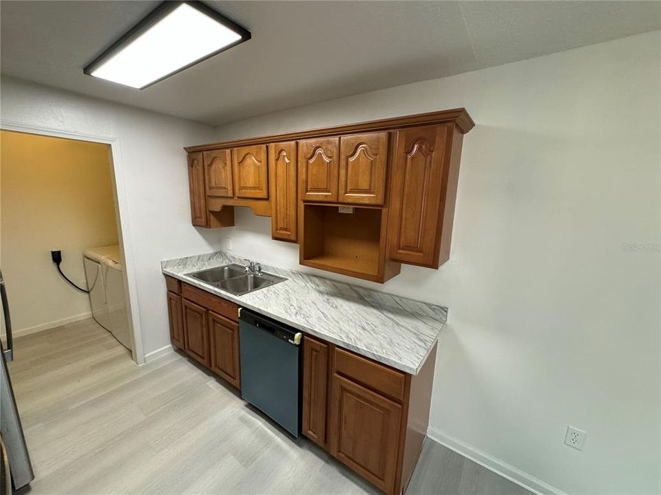 For Rent: $1,400 (1 beds, 1 baths, 702 Square Feet)