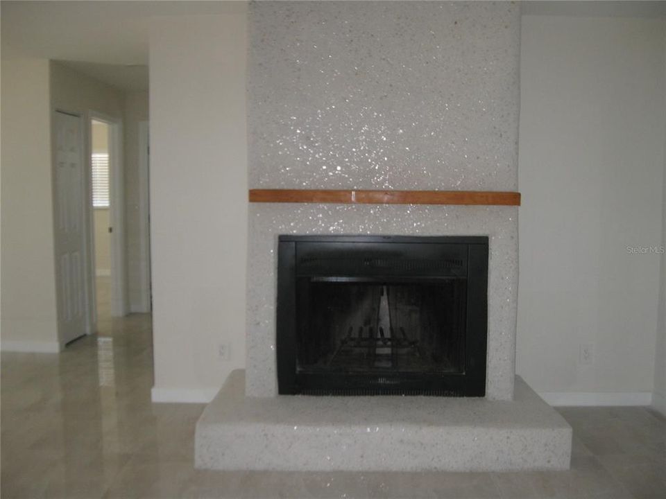 FAM. RM. FIREPLACE (DECORATIVE ONLY)