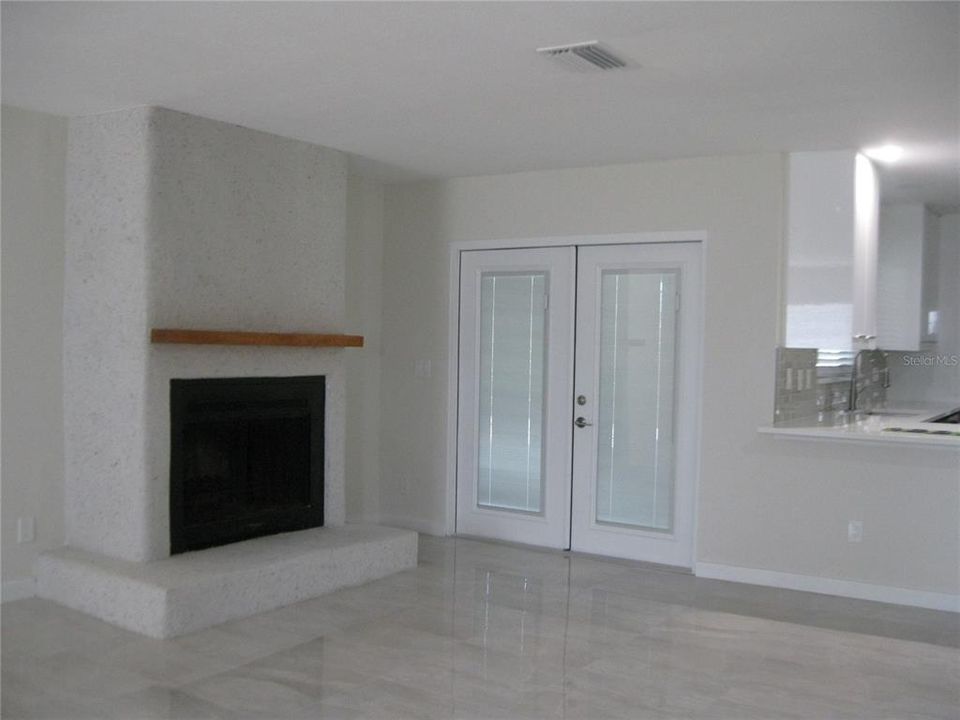 FAMILY RM. FIREPLACE (DECORATIVE ONLY)