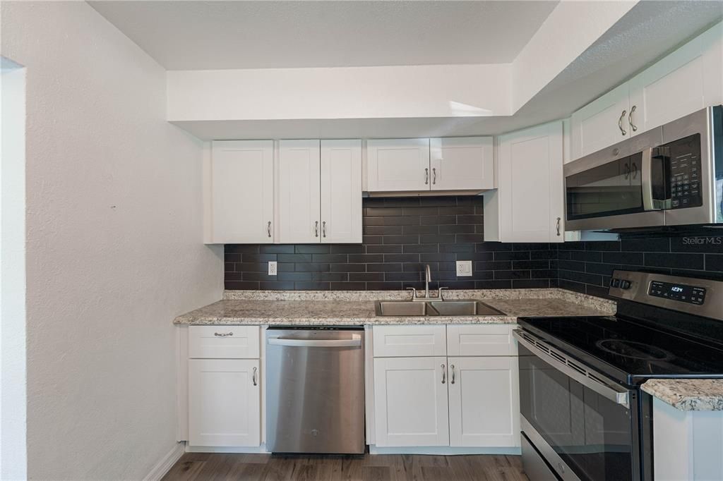 For Sale: $214,990 (2 beds, 1 baths, 744 Square Feet)