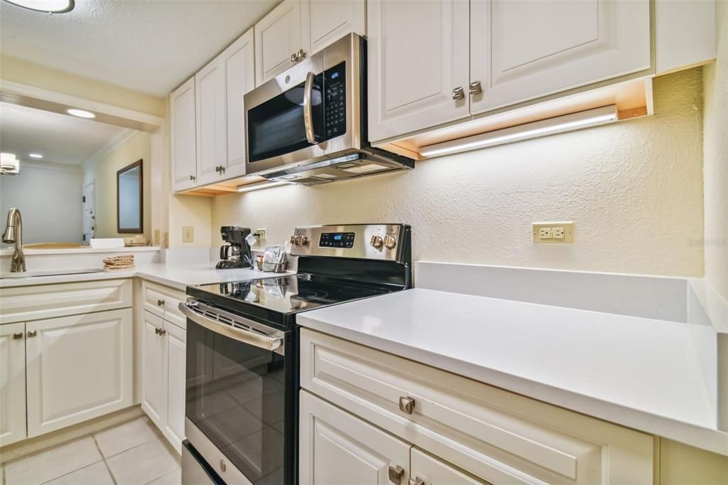 For Sale: $299,900 (1 beds, 1 baths, 825 Square Feet)
