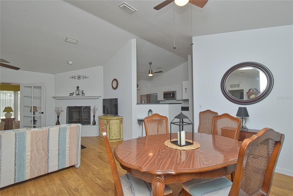 For Sale: $279,900 (2 beds, 2 baths, 1473 Square Feet)
